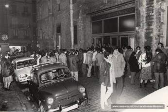 A la sortida de la 25a innocentada. En Ferran Mas a la dreta. (1981)
