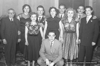 Ball de casats amb el Sr Mata (apuntador), Àngel Tulleuda (a la gatzoneta) i Teresa Lari al seu darrera;... (1954)
