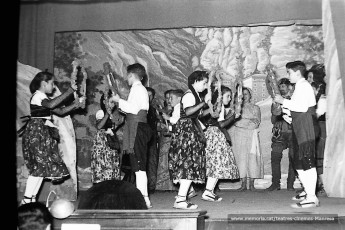 "Els Pastorets" ballant "La Rondalla del Miracle" amb Toni Navarro, Jaume Soldevila...(1954)