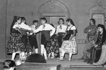 "Els Pastorets" ballant "La Rondalla del Miracle" amb Rosa Flotats, Francesc Costa, Joan Costa, Antonia Flotats... (1954)