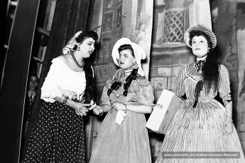"La comèdia" amb Magda Oliveres, Paquita Blanch i Lourdes Viñals (1956)
