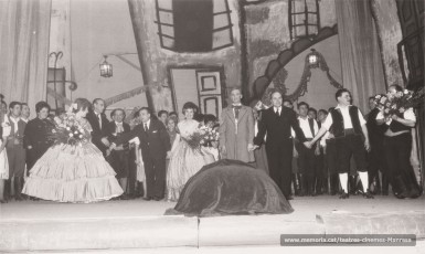 Sarsuela "Los Gavilanes". D'esquerra a dreta: Cantant, Agustí Coll (director de l'Orfeó), Damià Rius (director musical), Sabina Fornell, Josep Mª Descarga, Martí Camprubí (director escènic) i Josep Mª Esquius (1963)