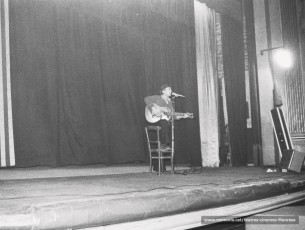 Concert de Raimon, sol amb la guitarra (1980)

