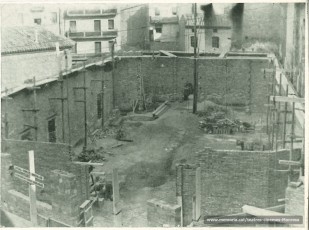Construcció, amb la Bodega Andalusa, a dalt a l'esquerra.(1960)
