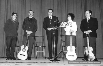 Raimon, i quatre de "Els setze jutges" -Josep Mª Espinàs, Delfi Abella, Guillermina Mota, i Enric Barbal (1963)
