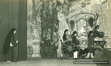 Lola Monros a l'espectacular carrossa, en el paper de "La Ventafocs" i Montse Oller a l'esquerra. (1966)

