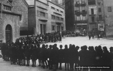 Cua de nenes per assistir a una sessió escolar (1968)
