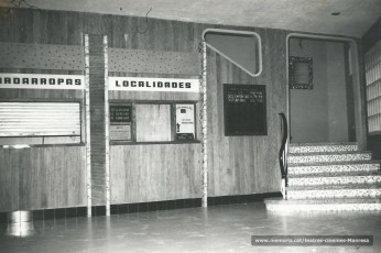 Vestíbul d'entrada amb servei de taquilles i guardarropia, i escala d'accés al 1r pis. (1970)
