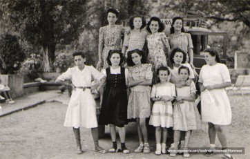 Quadre escènic noies, davant i d'esquerra a dreta: Carme Vives, Casafont, Pons, Mª Rosa Victori, Josefina Pi de la Serra; i a darrera Paquita Rosell, Teresina Torras, Montserrat Sansa...(1945)
