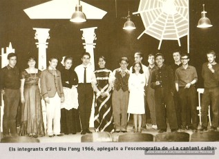 Els integrants d'Art Viu .Hi podem veure: Lluís Calderer, La Pilar Arnau, Agustí Soler Mas, Josep Mª Massegú. aplegats a l'escenografia de la "Cantant Calba".(1966)
