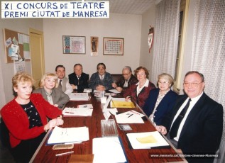 El jurat del XIè concurs de Teatre amateur. Hi veiem d'esquerra adreta: Maria ,Pilar Goñi, Jaume Puig, Salvador Soler, Joan Torrens, Maria Bruguera,  Rosa López, i  Joan Cot. (1996)