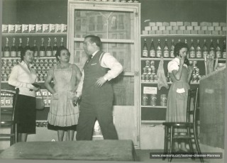 "De portes endins" amb Rosa Vila, Crispina Gros, Joan Torres, i Mª Dolors Camprubí (al telèfon). (1955)