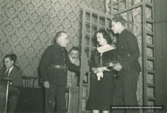 "El procés de Mari Dugan" amb  Rosa Vila , Enric Tatjé (darrera la porta). (1958)