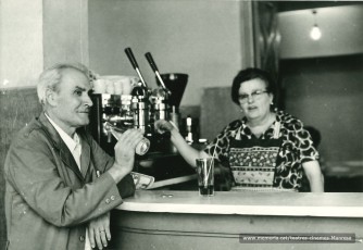 Sr. Jose Gomez García (acomodador) i la sra. Anita Bertran Pujol que regentava el bar que hi havia al 1r pis (1979)