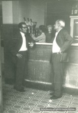  El Sr Rafael conversant amb el Sr José Gómez García al bar del cinema (1979)
