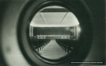 Visió de la platea desde l'ull de bou de la porta d'accés. (1947)