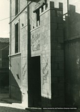 Promoció a la façana de la pel.lícula "El burlador de Castilla" protagonitzada per Errol Flynn. (1950)