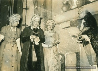 D'esquerra a dreta: Magda Oliveras, ?, Paquita Blanch i Josep Isart.
