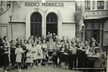 Recollida de mones de pasqua de fills i filles de treballadors de Radio Manresa. Durant els primers anys l'Ateneu va ser la seu de Radio Manresa (1935).