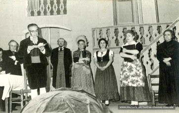 Homenatge a Mª Matilde Almendros,  representant "L'hostal de la Glòria". (1967).  Domènec Ferrer pronunciant unes paraules i al darrera: Joaquim Sanmartí, Maria i Montserrat Garriga i Crispina Gros.