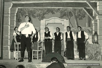 Un moment de la representació de la sarsuela "Luisa Fernanda" amb Andreu Viñas, cantant convidat; darrera la Montserrat Garriga, Octavi Canal, Miquel Ballester, Gamisans, i Jordi Ferrer. (1968)