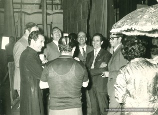Moment de descans a l'escenari de la representació de "Don Manolito" (1970). D'esquerra a dreta: Mn Leyes, Joan Cot, Felix Sixto, Josep Mª Marcos, Josep Isart, Joan Anton Pusó.