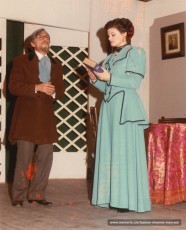  L'Octavi Canal i Mª Jesús Isart  i interpretant "Els savis de Vilatrista" (1984)