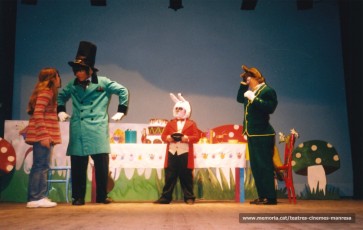 El grup del Petit Espantall interpretant "Alicia en el país de les maravelles"(2000)