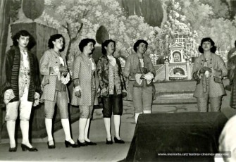 D'esquerra a dreta: Cari Garcia, Mª Dolors Camprubí, Montserrat Garriga, ?, Josefina Matiño, i Maria Lari a "El rey que rabió". (1953)