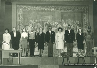 D'esquerra a dreta: ?, Joan Vilamajó, Maria Alegre, Josep Isart, Maria Bruguera, Domènec Ferrer, Montserrat Garriga, Rosend Mata, Rafaela Lladó i Giraldez, a "Los delfines" (195