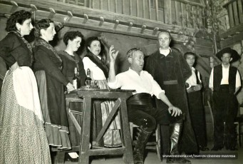 D'esquerra a dreta: Paquita Lladó, Lola Ciuró, Montserrat Garriga, Angelina Tomàs, Cantant convidat assegut. Martí Camprubí, ?, Prat.  A "El cantar del arriero" (19...)