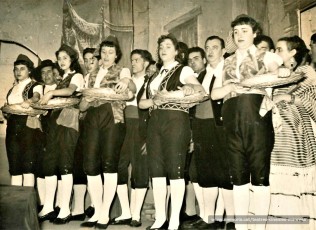 D'esquerra a dreta, hi podem veure: Pilar Arnau(2ª),Arturo Alonso, Joan Vila, Motserrat Garriga, Crispina Gros, ... a la sarsuela "Los Gavilanes".(1956)