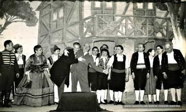 En Joan Miralles -director musical- i a la dreta, Octavi Canal, Montserrat Garriga, Josep Mª Reverté, Martí Camprubí, Lola Siuró ..."La del soto del parral" (1955)