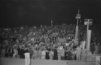 Van veure el muntatge unes 14.000 persones. (1954)