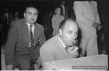 Josep Camprubí com a coordinador de la comissió de propaganda de la Junta Local de l'Any Marià, donant instruccions als assistents. (1954)
