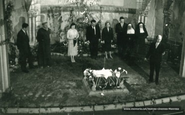 El primer a l'esquerra, Joan Torrens, i Rosa Vila vestida de blanc, a "Hermana ternura". (1960)