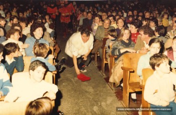 En Josep Mª Tatjé al passadis de platea durant "Els Pastorets" del grup l'Espantall.  (1982)