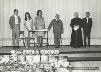 Lliurament dd'obsequis en la sessió de cinema infantil. Hi veiem Dolors Ponsà,Sr Pere Jorba,  el Pare Ferran Torra i Ramon Estrada. (1968)