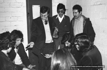 Entrevista als camerinos abans de l'actuació de Lluís Llach. Hi veim el Quim Aloy (d'esquema) Lluís llach, (?), Manel Villaplana, Josep Mª Tarradellas, Andreu Alsina,  (1974)