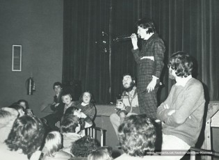 En Pep Bou després de la representació  parla amb un grup de Rialles. Hi veiem Pep Garcia, Joan Morros i el Toni Molins i alguns nens (1983)