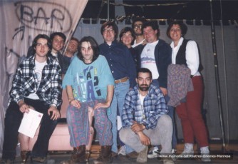 L'Albert Pla amb els membres de Bloc després del Concert. Hi veiem en Joan Canadell, David Ribera, Albert Hernández, Montse Sobrevals,.... (1998)