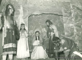 "Els Pastorets" amb Salvador Ubach, (?) Montserrat Rius i Valentí Rius, (?). (1955)