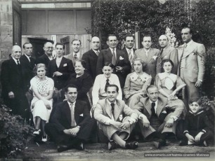 Grup escènic de l'Ateneu Obrer amb Josep Mira.
A la dreta, el nen Josep Isart. (1935)