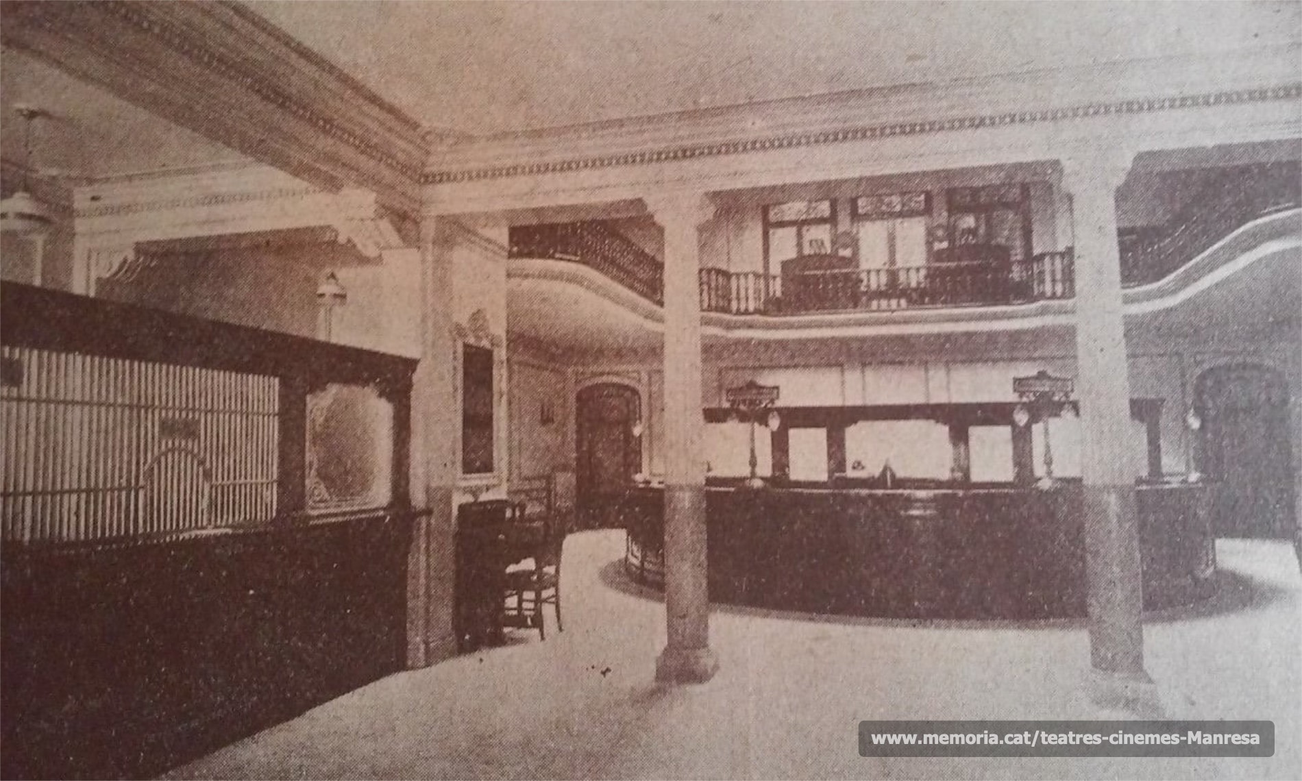 Interior de l'edifici adaptat a oficina bancària.

