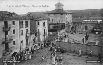 Treballadores sortint de la Fàbrica del Remei, en una fotografia de principis del segle XX. (Arxiu Comarcal del Bages).