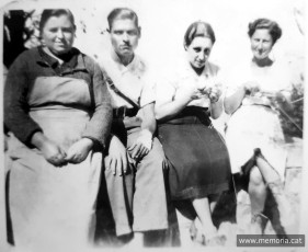 Fotografia de grup amb sanitàries i el soldat Antoni Blasco que es recuperava a Montserrat d’una ferida. La noia amb faldilla fosca és la infermera de Monistrol Montserrat Fàbregas; acabada la guerra es van casar. (Arxiu David Blasco).