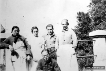 Grup de sanitaris de Montserrat. La segona per l'esquerra és la infermera monistrolenca Montserrat Fàbregas que es casà amb Antoni Blasco. (Arxiu David Blasco).