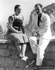 El matrimoni Teresa Hortet i Carles Gerhard fotografiats a Montserrat l’any 1938. (Arxiu familiar)