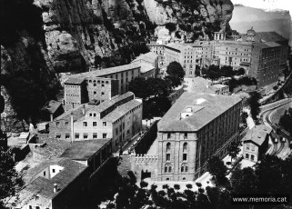 Vista general de Montserrat amb el petit cementiri públic a l'esquerra de la foto enganxat a la muntanya. (Fons Roca/Arxiu Salvador Redó).