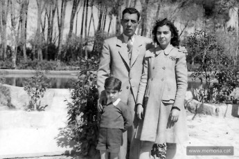 Viñals amb els fills Maria Carme i Josep Maria al parc de la Piscina pels volts de 1946. (Col·lecció familiar)